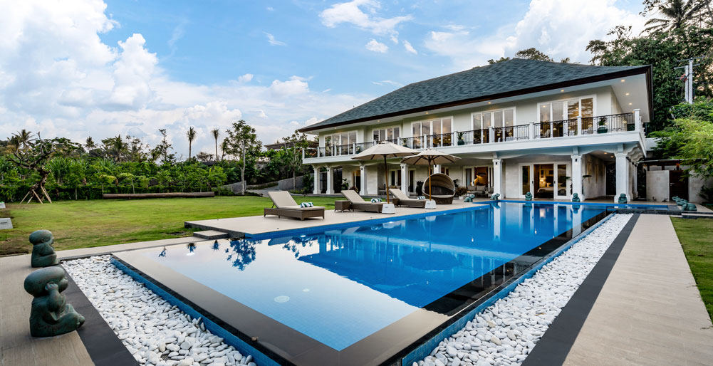 Pala Ubud - Villa Agung - Expansive lap pool by the lawn